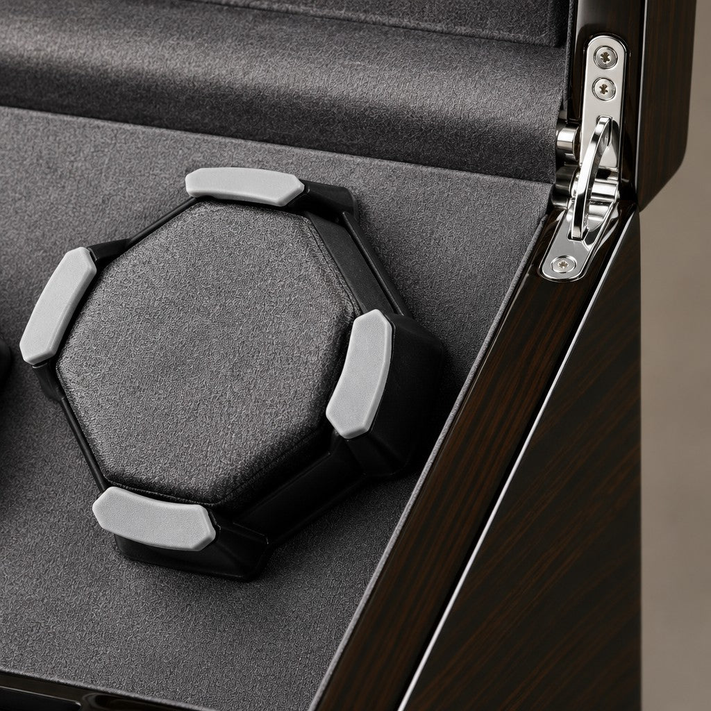 Close-up of a winding pillow and the lid hinge